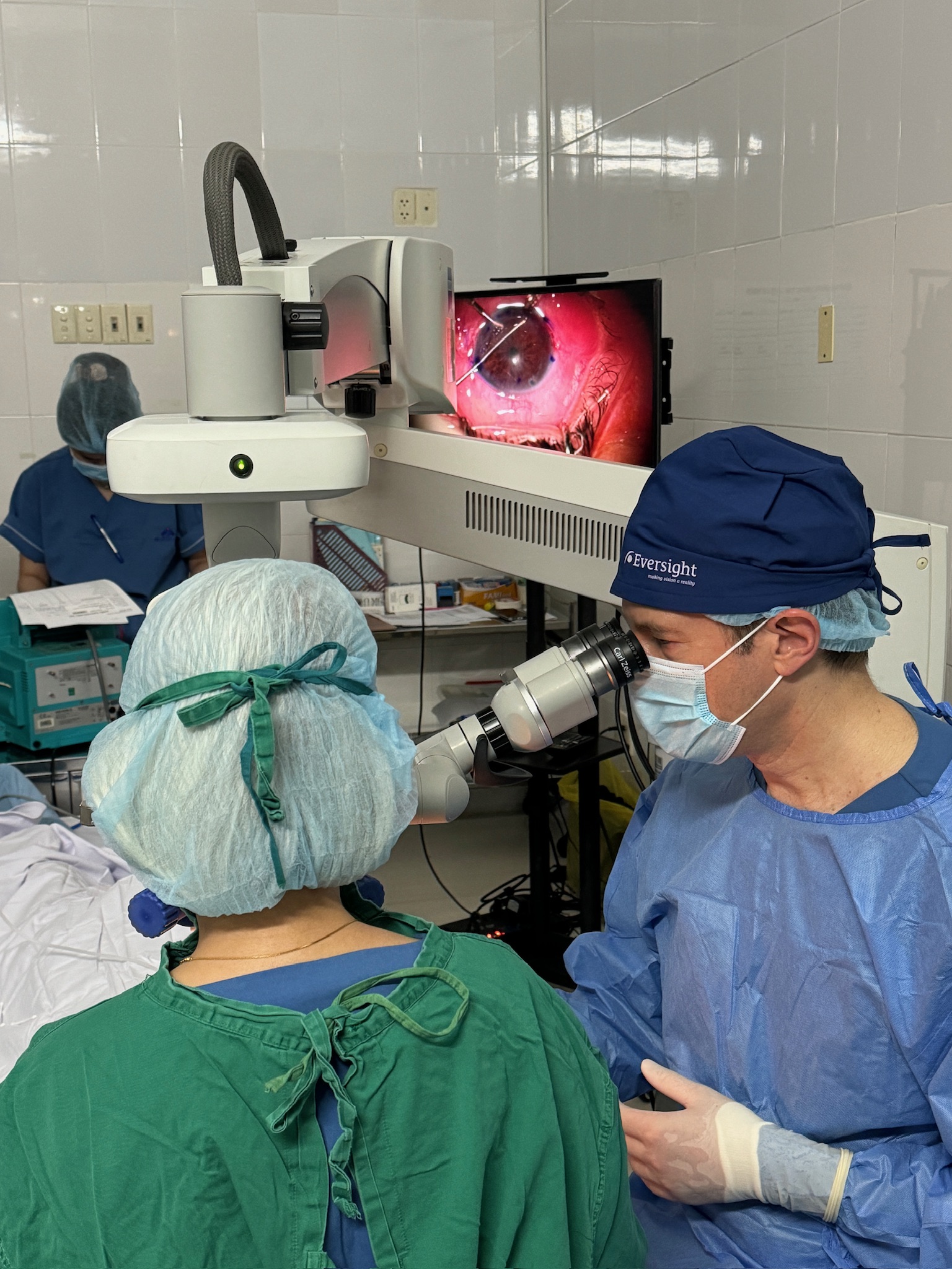 Aldave teaching to restore sight across southeast asia